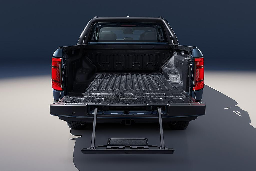 BYD Shark 6 Review: The Plug-In Hybrid Pickup Truck That Refuses to Pick a Lane